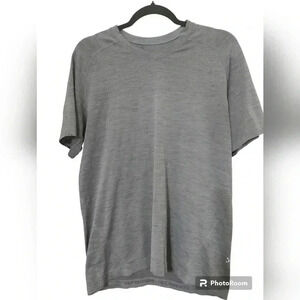 Lululemon Metal Vent Tech Short Sleeve V grey size Medium